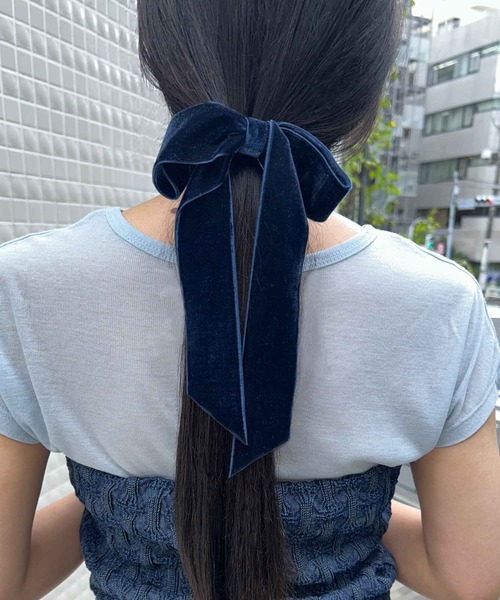 GOLDY(ゴールディ)の「ベロア ロング レングス リボン ヘアカフ(ヘアゴム・レディース・ブルー/ピンク/レッド/ブラック/ベージュ・FREE)」の6枚目の写真
