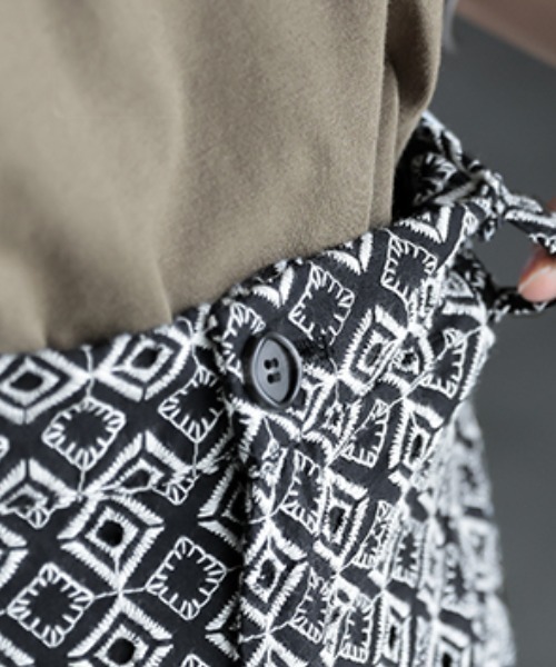 HUG.U(ハグユー)の「刺繍ワイドパンツ(その他パンツ・レディース・ブラック・FREE)」の15枚目の写真
