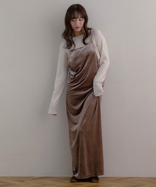 NOAHL(ノアル)の「【NOAHL】ベロアキャミワンピース(ワンピース・レディース・ダークグリーン/グレイッシュベージュ/ブラック/ダークブラウン/ダークグレー・S/M)」の4枚目の写真