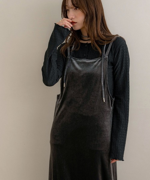 NOAHL(ノアル)の「【NOAHL】ベロアキャミワンピース(ワンピース・レディース・ダークグリーン/グレイッシュベージュ/ブラック/ダークブラウン/ダークグレー・S/M)」の2枚目の写真