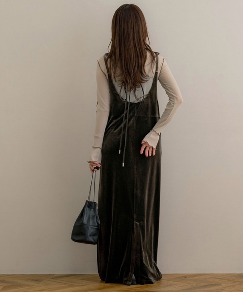 NOAHL(ノアル)の「【NOAHL】ベロアキャミワンピース(ワンピース・レディース・ダークグリーン/グレイッシュベージュ/ブラック/ダークブラウン/ダークグレー・S/M)」の5枚目の写真