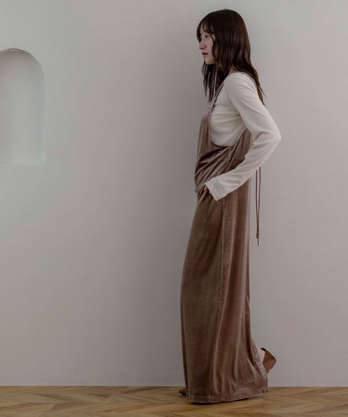 NOAHL(ノアル)の「【NOAHL】ベロアキャミワンピース(ワンピース・レディース・ダークグリーン/グレイッシュベージュ/ブラック/ダークブラウン/ダークグレー・S/M)」の6枚目の写真