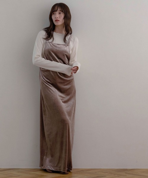 NOAHL(ノアル)の「【NOAHL】ベロアキャミワンピース(ワンピース・レディース・ダークグリーン/グレイッシュベージュ/ブラック/ダークブラウン/ダークグレー・S/M)」の7枚目の写真