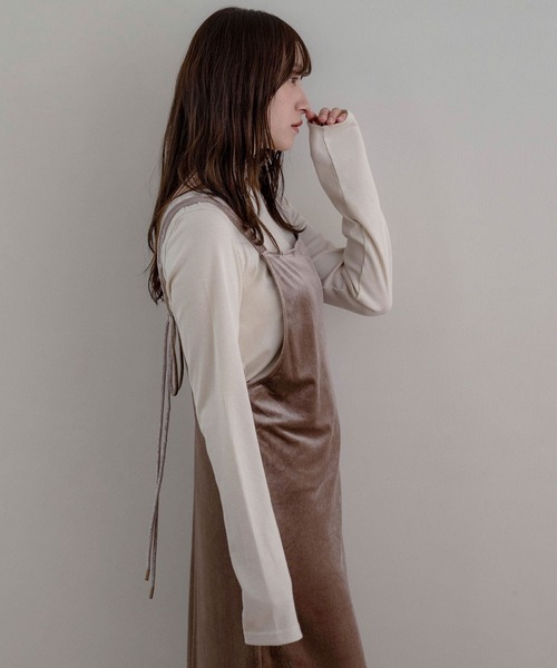 NOAHL(ノアル)の「【NOAHL】ベロアキャミワンピース(ワンピース・レディース・ダークグリーン/グレイッシュベージュ/ブラック/ダークブラウン/ダークグレー・S/M)」の8枚目の写真