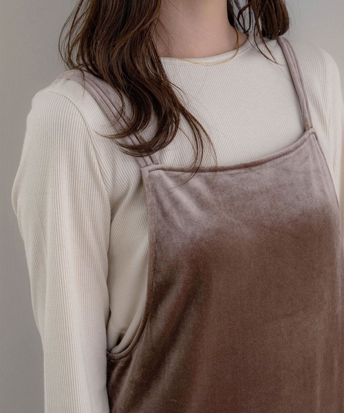 NOAHL(ノアル)の「【NOAHL】ベロアキャミワンピース(ワンピース・レディース・ダークグリーン/グレイッシュベージュ/ブラック/ダークブラウン/ダークグレー・S/M)」の9枚目の写真