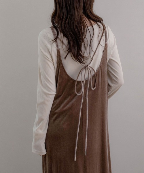 NOAHL(ノアル)の「【NOAHL】ベロアキャミワンピース(ワンピース・レディース・ダークグリーン/グレイッシュベージュ/ブラック/ダークブラウン/ダークグレー・S/M)」の11枚目の写真