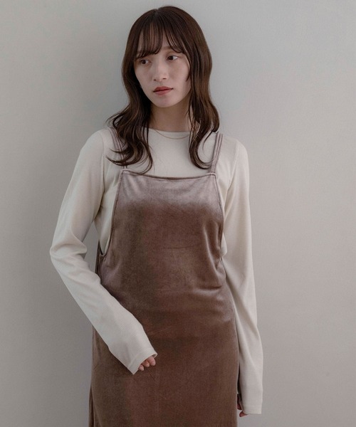 NOAHL(ノアル)の「【NOAHL】ベロアキャミワンピース(ワンピース・レディース・ダークグリーン/グレイッシュベージュ/ブラック/ダークブラウン/ダークグレー・S/M)」の12枚目の写真