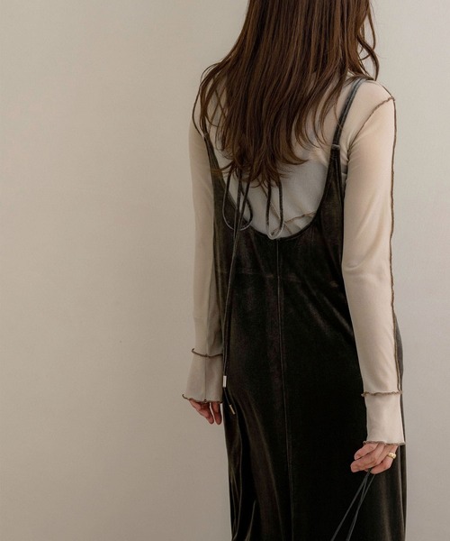 NOAHL(ノアル)の「【NOAHL】ベロアキャミワンピース(ワンピース・レディース・ダークグリーン/グレイッシュベージュ/ブラック/ダークブラウン/ダークグレー・S/M)」の14枚目の写真