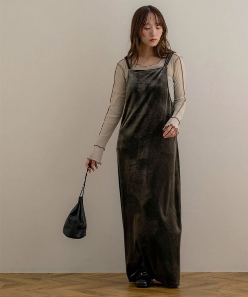 NOAHL(ノアル)の「【NOAHL】ベロアキャミワンピース(ワンピース・レディース・ダークグリーン/グレイッシュベージュ/ブラック/ダークブラウン/ダークグレー・S/M)」の16枚目の写真