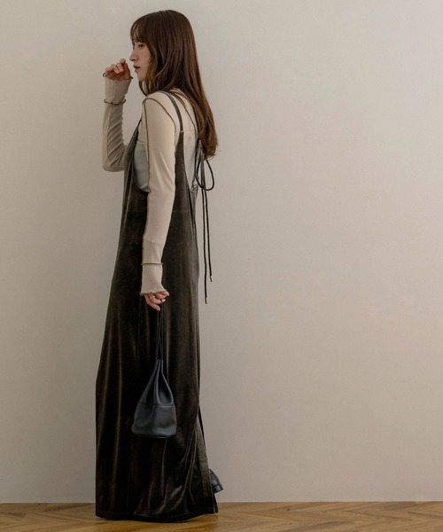NOAHL(ノアル)の「【NOAHL】ベロアキャミワンピース(ワンピース・レディース・ダークグリーン/グレイッシュベージュ/ブラック/ダークブラウン/ダークグレー・S/M)」の17枚目の写真