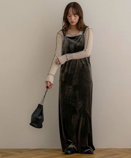 NOAHL(ノアル)の「【NOAHL】ベロアキャミワンピース(ワンピース・レディース・ダークグリーン/グレイッシュベージュ/ブラック/ダークブラウン/ダークグレー・S/M)」の18枚目の写真