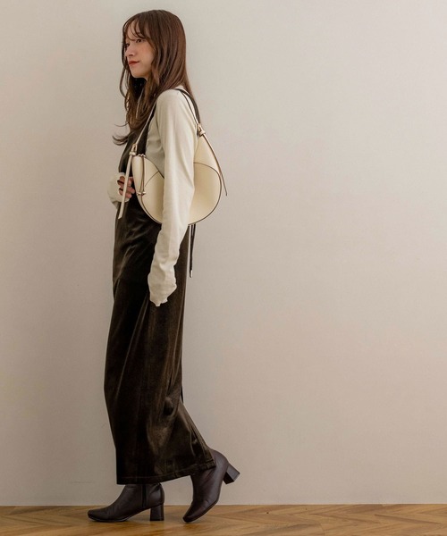 NOAHL(ノアル)の「【NOAHL】ベロアキャミワンピース(ワンピース・レディース・ダークグリーン/グレイッシュベージュ/ブラック/ダークブラウン/ダークグレー・S/M)」の19枚目の写真