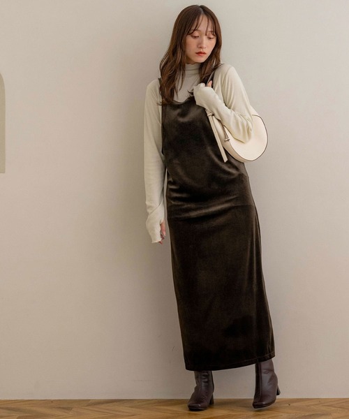 NOAHL(ノアル)の「【NOAHL】ベロアキャミワンピース(ワンピース・レディース・ダークグリーン/グレイッシュベージュ/ブラック/ダークブラウン/ダークグレー・S/M)」の20枚目の写真
