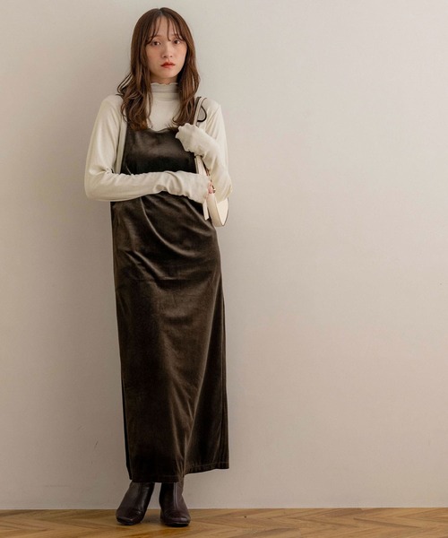 NOAHL(ノアル)の「【NOAHL】ベロアキャミワンピース(ワンピース・レディース・ダークグリーン/グレイッシュベージュ/ブラック/ダークブラウン/ダークグレー・S/M)」の21枚目の写真
