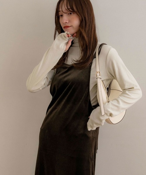 NOAHL(ノアル)の「【NOAHL】ベロアキャミワンピース(ワンピース・レディース・ダークグリーン/グレイッシュベージュ/ブラック/ダークブラウン/ダークグレー・S/M)」の22枚目の写真