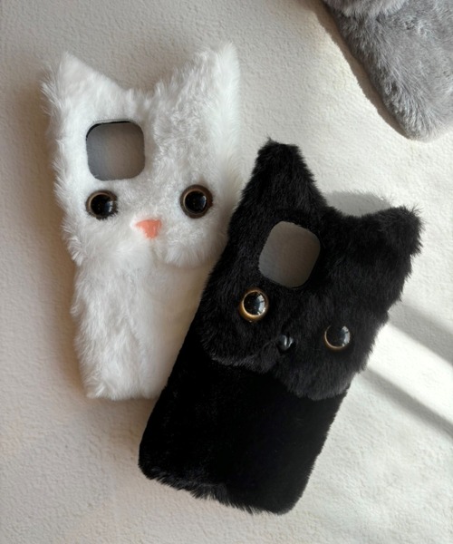 lit.Cy(リットシー)の「猫ちゃん ファー スマホケース iPhoneケース(スマホケース/カバー・レディース・オフホワイト/グレー/ブラック・iPhone 14 Pro/iPhone 15 Pro/iPhone 15/iPhone 12/12 Pro/iPhone 13/14/iPhone 13 Pro)」の5枚目の写真