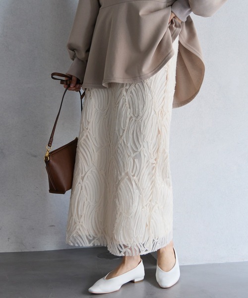 LAVEANGE(ラビアンジェ)の「【洗える】チュールレースナロースカート(スカート・レディース・ブラック/アイボリー/チャコールグレー・3L/LL/L/M/4L)」の4枚目の写真