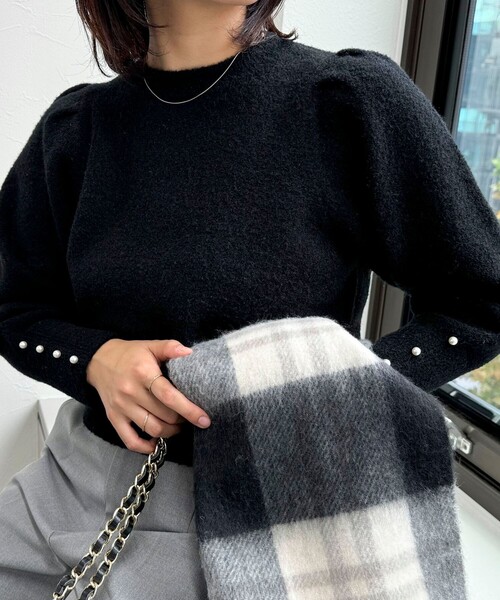 fredy emue（フレディエミュ）の「袖ボリュームパール付きニットプルオーバー（ニット/セーター・レディース・アイボリー/ブラック/レッド・38）」の3枚目の写真