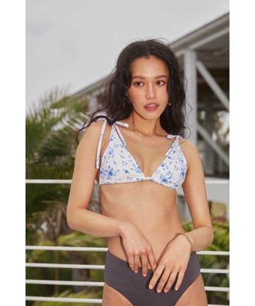 ALEXIA STAM（アリシアスタン）の「Bethany /トライアングルビキニトップス（水着・レディース・ブラック系/ホワイト系その他/イエロー系その他・S/M/L）」の2枚目の写真