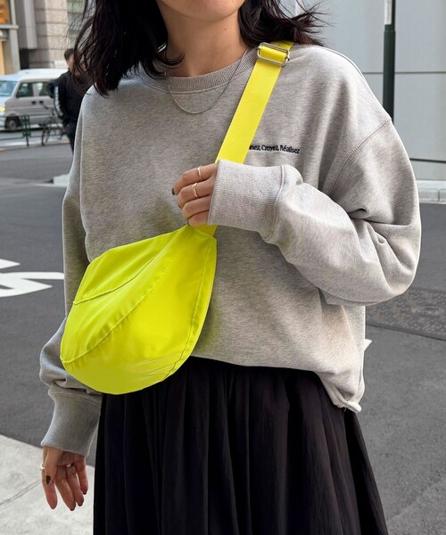 fredy emue（フレディエミュ）の「ラウンド切替テープショルダーバッグ（ショルダーバッグ・レディース・ブラック/ブラウン/ライトグリーン/アイボリー・FREE）」の4枚目の写真