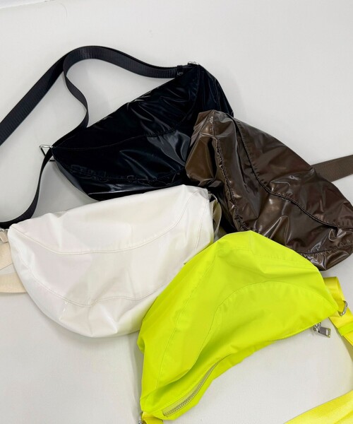 fredy emue（フレディエミュ）の「ラウンド切替テープショルダーバッグ（ショルダーバッグ・レディース・ブラック/ブラウン/ライトグリーン/アイボリー・FREE）」の2枚目の写真