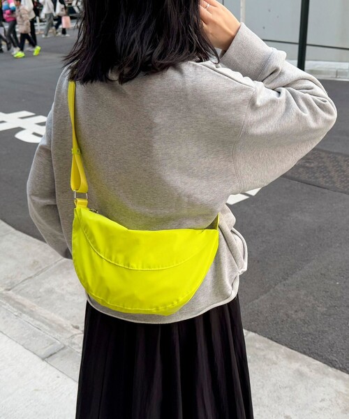 fredy emue（フレディエミュ）の「ラウンド切替テープショルダーバッグ（ショルダーバッグ・レディース・ブラック/ブラウン/ライトグリーン/アイボリー・FREE）」の18枚目の写真