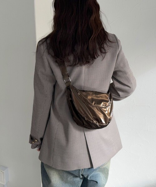 fredy emue（フレディエミュ）の「ラウンド切替テープショルダーバッグ（ショルダーバッグ・レディース・ブラック/ブラウン/ライトグリーン/アイボリー・FREE）」の17枚目の写真