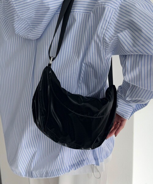 fredy emue（フレディエミュ）の「ラウンド切替テープショルダーバッグ（ショルダーバッグ・レディース・ブラック/ブラウン/ライトグリーン/アイボリー・FREE）」の10枚目の写真