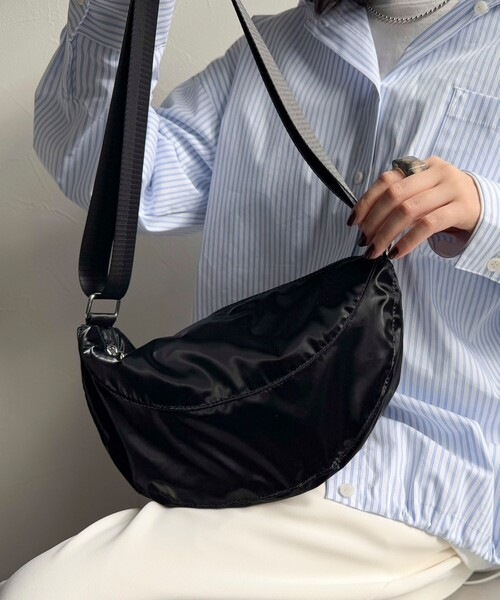 fredy emue（フレディエミュ）の「ラウンド切替テープショルダーバッグ（ショルダーバッグ・レディース・ブラック/ブラウン/ライトグリーン/アイボリー・FREE）」の6枚目の写真