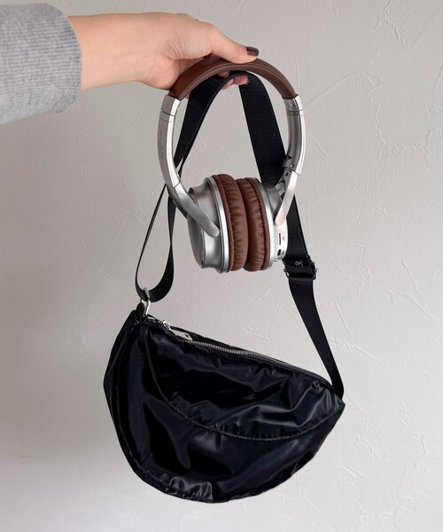 fredy emue（フレディエミュ）の「ラウンド切替テープショルダーバッグ（ショルダーバッグ・レディース・ブラック/ブラウン/ライトグリーン/アイボリー・FREE）」の5枚目の写真