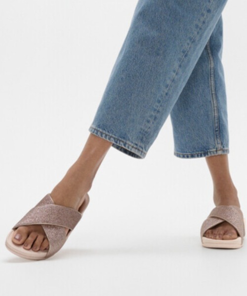 fitflop(フィットフロップ)の「LULU GLITTERDUST CROSS SLIDES(サンダル・レディース・ダークネイビー/ピンク/ゴールド/ブラック×シルバー・US6/US7/US8/US5)」の11枚目の写真