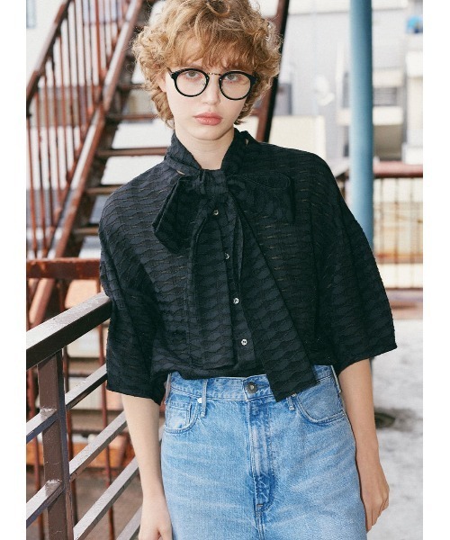 COEL(コエル)の「リボンジオメトリックジャガードブラウス(シャツ/ブラウス・レディース・アイボリー/ブラック・FREE)」の2枚目の写真