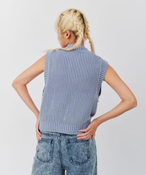 atmos pink（アトモスピンク）の「atmos pink Pigment Knit Vest / アトモス ピンク ピグメント ニット ベスト（ベスト・レディース・ブラック/ピンク/ブルー・FREE）」の4枚目の写真