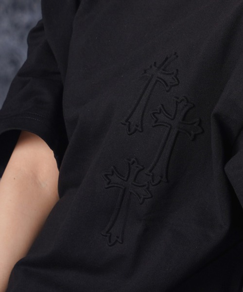1111clothing（ワンフォークロージング）の「クロスエンボス スウェットTシャツ【セットアップ可能】/ Cross Embossed Sweat T-Shirt（Tシャツ/カットソー・メンズ・ブラック/チャコールグレー・M/L）」の9枚目の写真