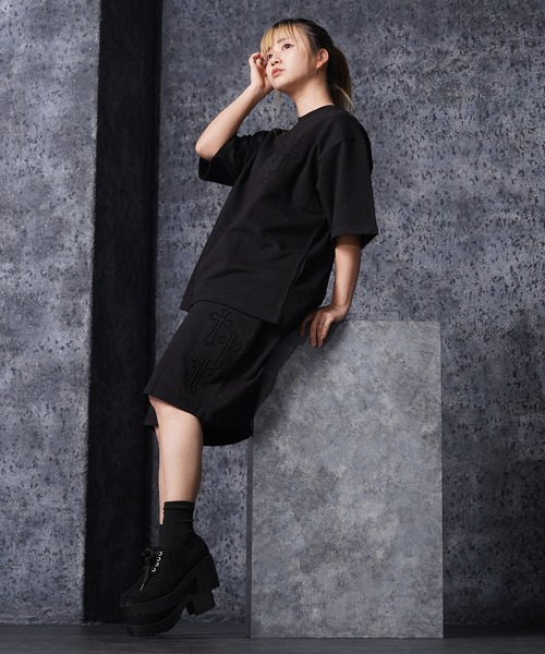 1111clothing（ワンフォークロージング）の「クロスエンボス スウェットTシャツ【セットアップ可能】/ Cross Embossed Sweat T-Shirt（Tシャツ/カットソー・メンズ・ブラック/チャコールグレー・M/L）」の3枚目の写真