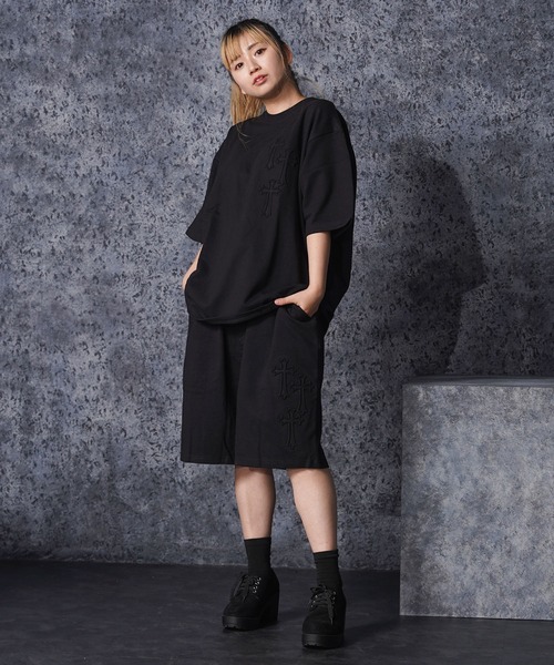 1111clothing（ワンフォークロージング）の「クロスエンボス スウェットTシャツ【セットアップ可能】/ Cross Embossed Sweat T-Shirt（Tシャツ/カットソー・メンズ・ブラック/チャコールグレー・M/L）」の4枚目の写真