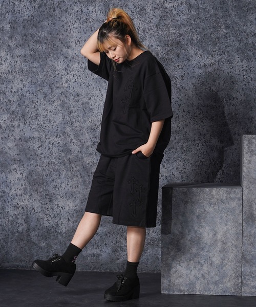 1111clothing（ワンフォークロージング）の「クロスエンボス スウェットTシャツ【セットアップ可能】/ Cross Embossed Sweat T-Shirt（Tシャツ/カットソー・メンズ・ブラック/チャコールグレー・M/L）」の5枚目の写真