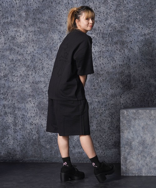 1111clothing（ワンフォークロージング）の「クロスエンボス スウェットTシャツ【セットアップ可能】/ Cross Embossed Sweat T-Shirt（Tシャツ/カットソー・メンズ・ブラック/チャコールグレー・M/L）」の6枚目の写真