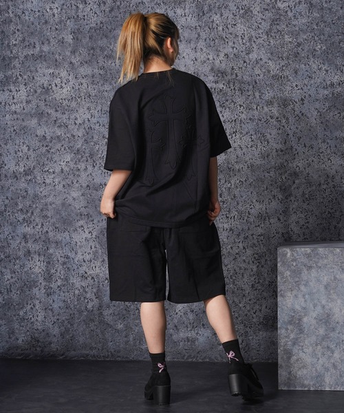 1111clothing（ワンフォークロージング）の「クロスエンボス スウェットTシャツ【セットアップ可能】/ Cross Embossed Sweat T-Shirt（Tシャツ/カットソー・メンズ・ブラック/チャコールグレー・M/L）」の7枚目の写真