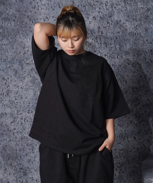 1111clothing（ワンフォークロージング）の「クロスエンボス スウェットTシャツ【セットアップ可能】/ Cross Embossed Sweat T-Shirt（Tシャツ/カットソー・メンズ・ブラック/チャコールグレー・M/L）」の10枚目の写真