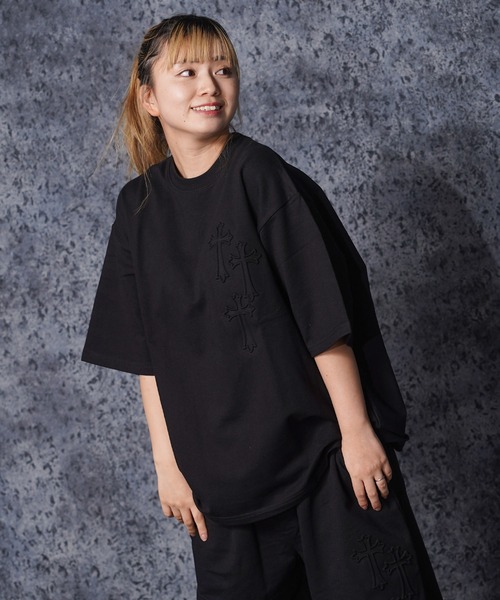 1111clothing（ワンフォークロージング）の「クロスエンボス スウェットTシャツ【セットアップ可能】/ Cross Embossed Sweat T-Shirt（Tシャツ/カットソー・メンズ・ブラック/チャコールグレー・M/L）」の11枚目の写真