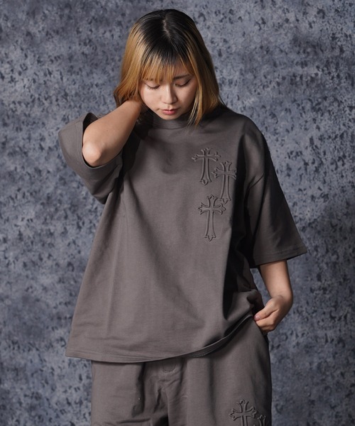 1111clothing（ワンフォークロージング）の「クロスエンボス スウェットTシャツ【セットアップ可能】/ Cross Embossed Sweat T-Shirt（Tシャツ/カットソー・メンズ・ブラック/チャコールグレー・M/L）」の20枚目の写真