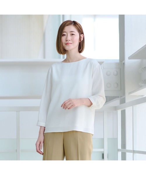 AOYAMA(アオヤマ)の「【自宅で洗える】ボートネック袖パールボタンブラウス/ホワイト/サックスブルー/7分袖|通勤&オフィス&入卒&セレモニー&オケージョン|(シャツ/ブラウス・レディース・サックスブルー/ホワイト・LL/S/M/L)」の3枚目の写真