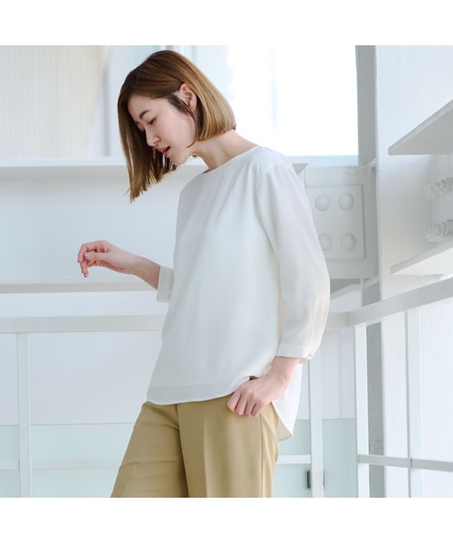 AOYAMA(アオヤマ)の「【自宅で洗える】ボートネック袖パールボタンブラウス/ホワイト/サックスブルー/7分袖|通勤&オフィス&入卒&セレモニー&オケージョン|(シャツ/ブラウス・レディース・サックスブルー/ホワイト・LL/S/M/L)」の4枚目の写真