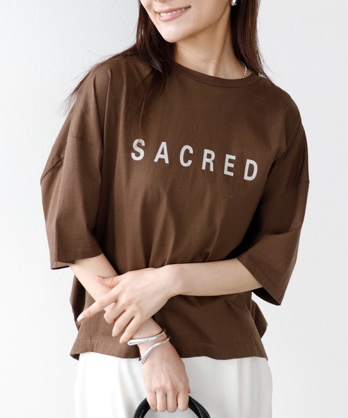 Jines（ジネス）の「SACRED ロゴTシャツ（Tシャツ/カットソー・レディース・ブラウン/ホワイト/ブラック/チャコールグレー・38）」の4枚目の写真