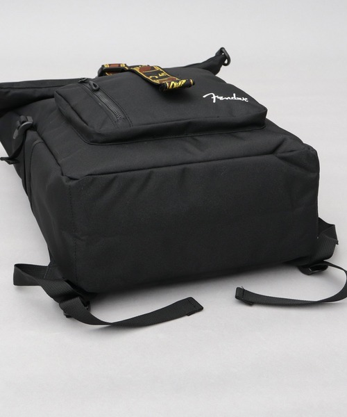 Fender（フェンダー）の「CORDURAポリエステル ロールトップ 大容量 バックパック A4・B4・PC収納対応 モノグラムストラップ 17L（バックパック/リュック・メンズ・ブラック・FREE）」の4枚目の写真