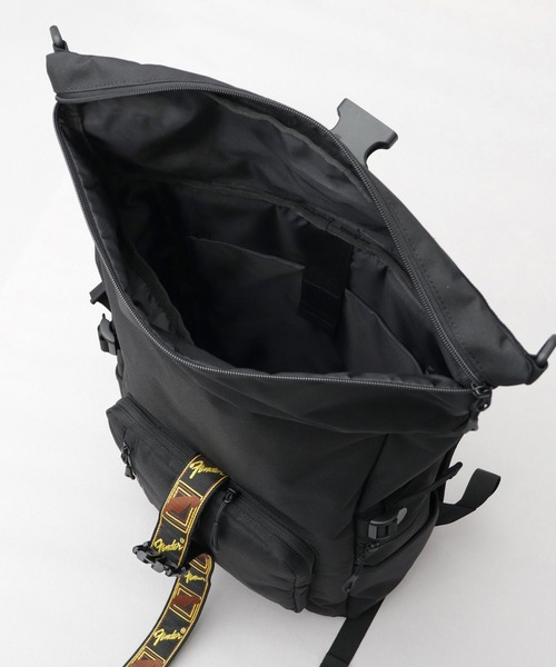 Fender（フェンダー）の「CORDURAポリエステル ロールトップ 大容量 バックパック A4・B4・PC収納対応 モノグラムストラップ 17L（バックパック/リュック・メンズ・ブラック・FREE）」の3枚目の写真