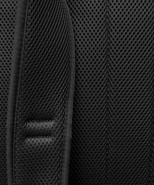 Fender（フェンダー）の「CORDURAポリエステル ロールトップ 大容量 バックパック A4・B4・PC収納対応 モノグラムストラップ 17L（バックパック/リュック・メンズ・ブラック・FREE）」の22枚目の写真