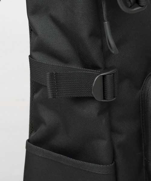 Fender（フェンダー）の「CORDURAポリエステル ロールトップ 大容量 バックパック A4・B4・PC収納対応 モノグラムストラップ 17L（バックパック/リュック・メンズ・ブラック・FREE）」の21枚目の写真