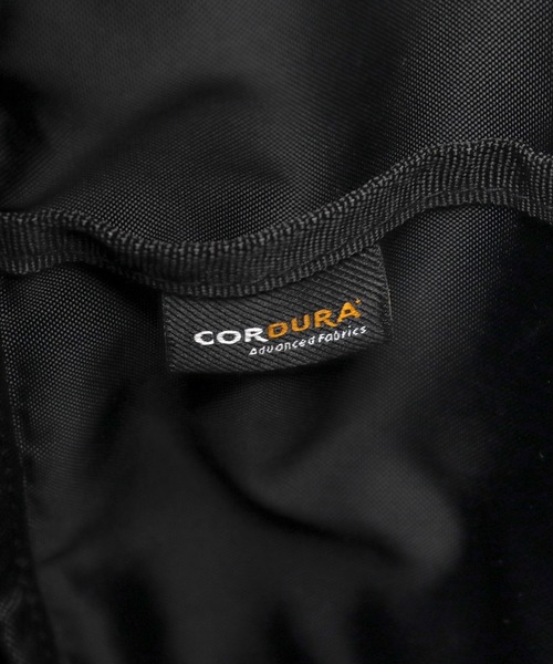 Fender（フェンダー）の「CORDURAポリエステル ロールトップ 大容量 バックパック A4・B4・PC収納対応 モノグラムストラップ 17L（バックパック/リュック・メンズ・ブラック・FREE）」の19枚目の写真